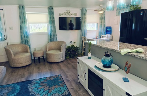 Bay St Louis Cottage | Charming 1-bedroom cottage, AC, pool, fitness room in Bay St. Louis