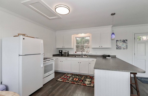 Mooresville Cottage | Charming 1-bedroom waterfront cottage with boat dock on Lake Norman