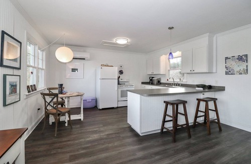 Mooresville Cottage | Charming 1-bedroom waterfront cottage with boat dock on Lake Norman