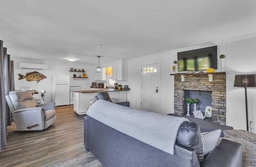 Mooresville Cottage | Charming 1-bedroom waterfront cottage with boat dock on Lake Norman