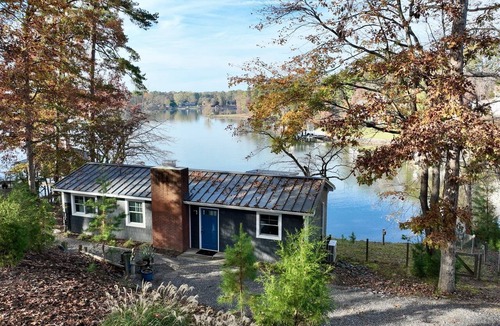 Mooresville Cottage | Charming 1-bedroom waterfront cottage with boat dock on Lake Norman