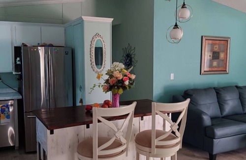 Del Tura Cottage | Charming 2-bedroom cottage with fitness room, WiFi in cool North Fort Myers