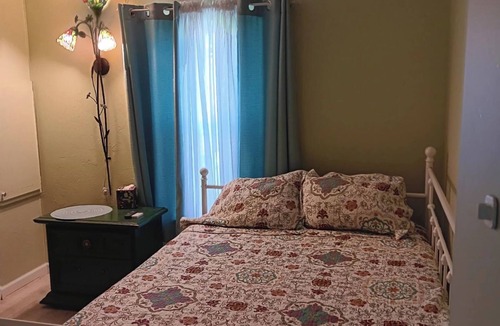 Del Tura Cottage | Charming 2-bedroom cottage with fitness room, WiFi in cool North Fort Myers