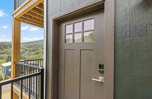 Waynesville Apartment | Charming 2-bedroom apartment with AC, WiFi in lovely Maggie Valley