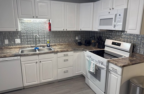 Daleville Apartment | Charming 2-bedroom apartment with WiFi, AC in fabulous Daleville