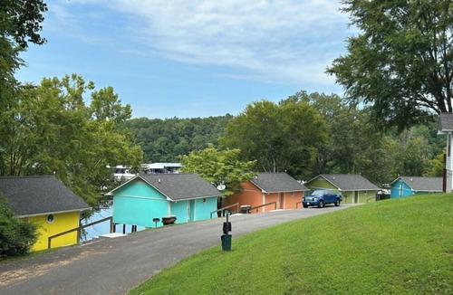 Winchester Cabin | Charming 2-bedroom cabin with WiFi, AC in Winchester