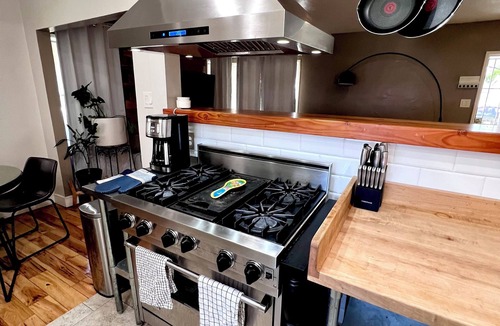 Santa Ana House | Charming 2-bedroom house 20 Minutes From Disneyland