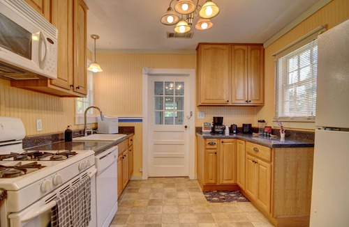 Valdosta House | Charming 2-bedroom home with AC in Valdosta