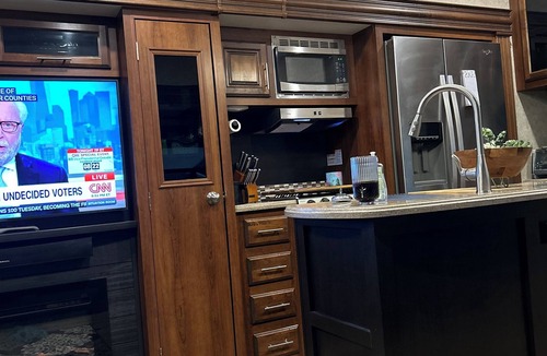 Baker County House | Charming 2-bedroom RV w full access to Beach tiki barpool 30 min Jacksonville
