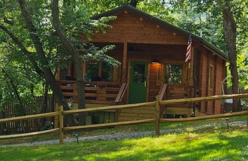 Waynesville Cottage | Charming 2-bedroom cottage with AC, WiFi in welcoming Waynesville