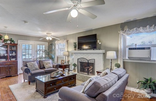 Maggie Valley Cottage | Charming 2 BR cottage, mountain view/backyard creek in beautiful Maggie Valley