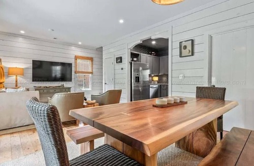 Logan Cabin | Charming 3-bedroom cabin in fabulous Silver Rock Neighborhood on Smith Lake.