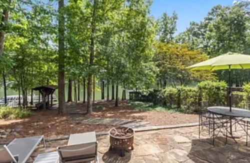 Logan Cabin | Charming 3-bedroom cabin in fabulous Silver Rock Neighborhood on Smith Lake.
