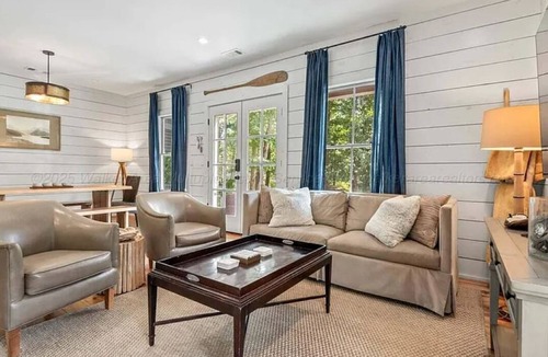Logan Cabin | Charming 3-bedroom cabin in fabulous Silver Rock Neighborhood on Smith Lake.