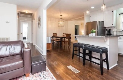 East Forest Ski Chalet | Charming 3 bedroom house close to uptown Charlotte