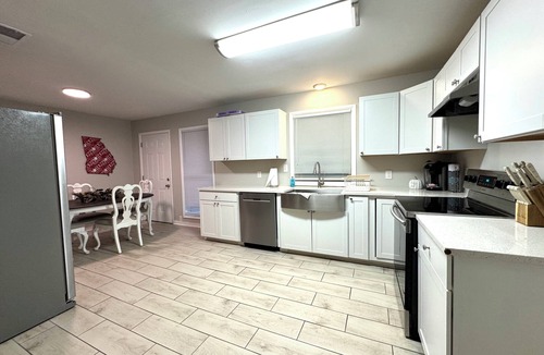 Athens House | Charming 3-bedroom house in Athens. Just a few miles from the Sanford Stadium