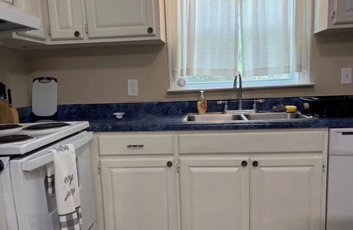 Macon House | Charming 3-bedroom house in delightful Macon with AC