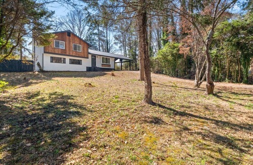 Stockbridge House | Charming 3-bedroom house with lovely views and serene landscape.