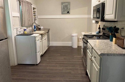 Hickory House | Charming 3 BR House near downtown/VERY Pet Friendly/Great Outdoor Space
