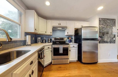 Falmouth Heights House | Charming 3BR Falmouth Cottage with Yard and AC near Beach and Main Street
