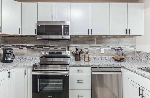 Madison House | Charming 3BR Farmhouse Fenced Acre Madison