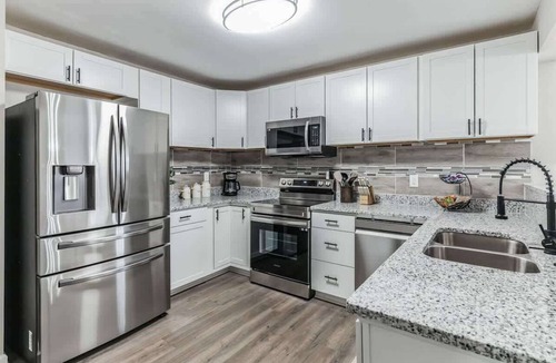 Madison House | Charming 3BR Farmhouse Fenced Acre Madison