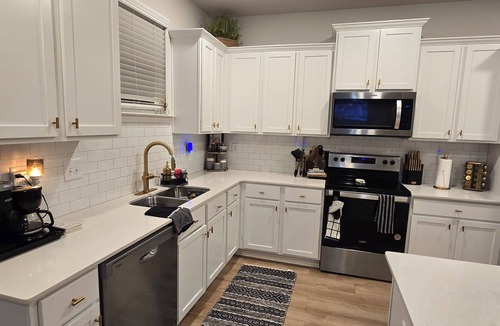 Newnan House | Charming 4-bedroom house with AC and fitness room in Raymond