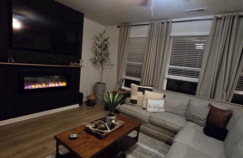 Newnan House | Charming 4-bedroom house with AC and fitness room in Raymond