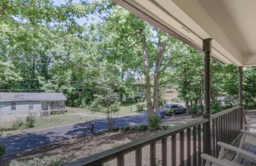 Athens House | Charming Athens Home With Deck-Near Sanford Stadium!