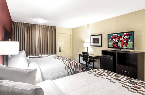 Dandridge Hotel | Charming Budget Room – Close to Dollywood & Local Activities