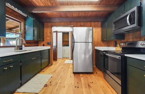 Crawfordville Cabin | Charming Cabin on 50 Wooded Acres with Pond & Pool. Great for families & friends