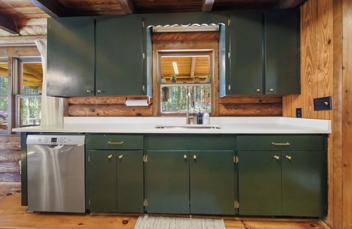 Crawfordville Cabin | Charming Cabin on 50 Wooded Acres with Pond & Pool. Great for families & friends