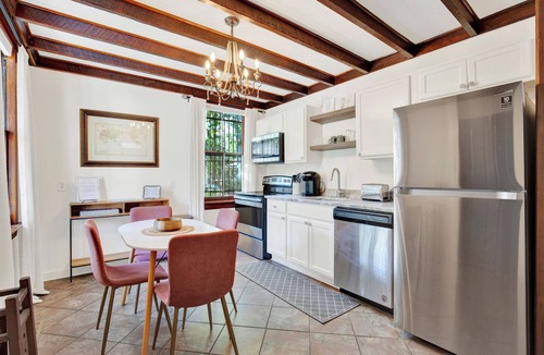 Historic Downtown Savannah Cottage | Charming Cottage Near Forsyth Park