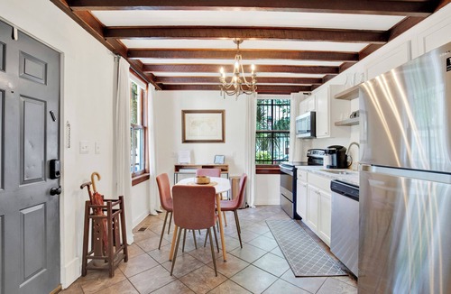 Historic Downtown Savannah Cottage | Charming Cottage Near Forsyth Park