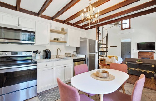Historic Downtown Savannah Cottage | Charming Cottage Near Forsyth Park