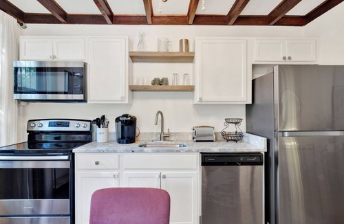 Historic Downtown Savannah Cottage | Charming Cottage Near Forsyth Park