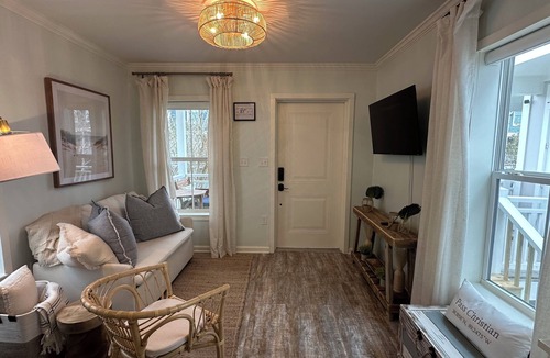 Pass Christian Cottage | Charming cottage with WiFi and AC in tranquil Pass Christian