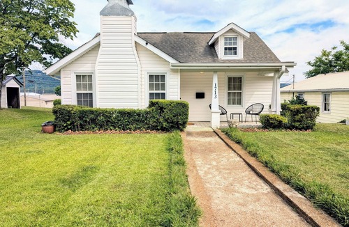 Guntersville Cottage | Charming cottage with 3 bed, 2 bath, and amenities in enchanting Guntersville.
