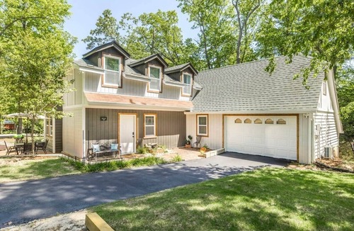 Centerville House | Charming Farmhouse Getaway 7 Beds