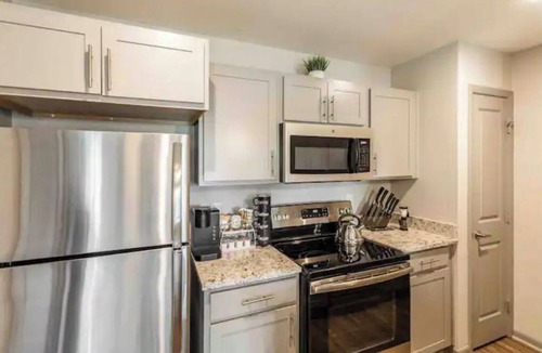 Sherwood Park Apartment | 💚| Charming Green Retreat |💚