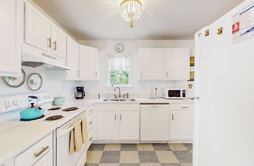 Beach Institute Apartment | Charming home with screened patio, backyard dining & cozy reading nook