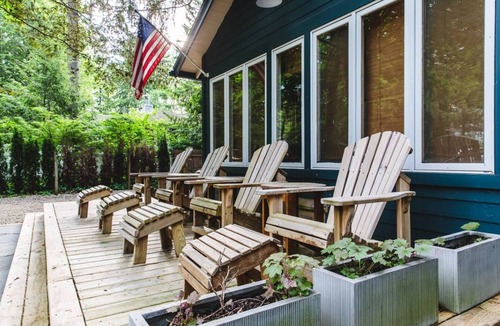 Union Pier Cottage | Charming Lake Cottage - 3 Bedrooms, Hot Tub, Sauna, Large Yard