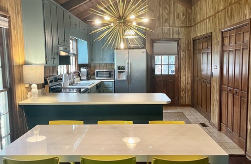 Milledgeville House | Charming Lake Front Cabin With Amazing Screened Porch-Hollywood Harbour