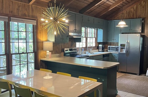 Milledgeville House | Charming Lake Front Cabin With Amazing Screened Porch-Hollywood Harbour