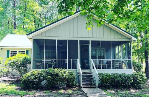 Milledgeville House | Charming Lake Front Cabin With Amazing Screened Porch-Hollywood Harbour