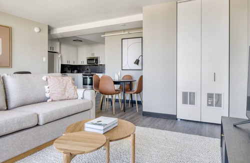 Illinois Medical District Apartment | Charming Medical District 1BR w/ Gym + W/D, 1 block to L, by Blueground
