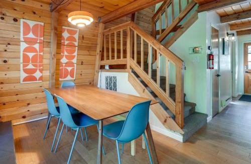 Strawberry House | Charming Pinecrest Cabin w/Private Deck