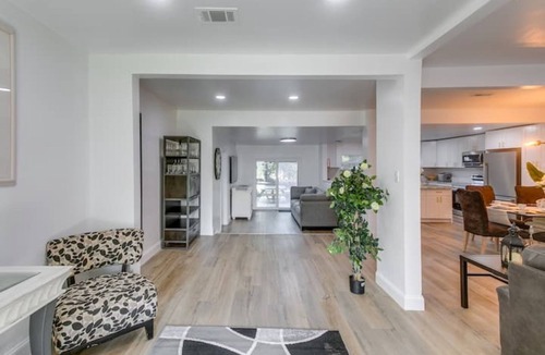 Valdosta House | Charming Retreat with a Fully Equipped Kitchen, Deck, and Easy Access to Parks