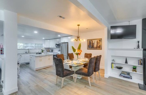 Valdosta House | Charming Retreat with a Fully Equipped Kitchen, Deck, and Easy Access to Parks