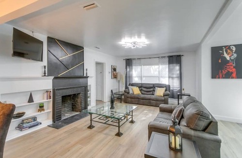Valdosta House | Charming Retreat with a Fully Equipped Kitchen, Deck, and Easy Access to Parks